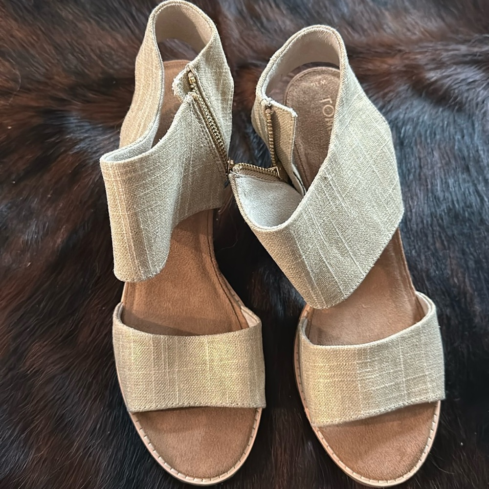 Women’s Tom’s heels! 
Never worn - my loss your gain!